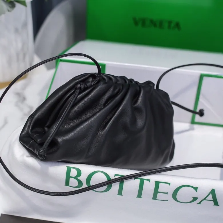 Batch 1120 Bottega Veneta cloud bag ☁️POUCH series Original plain calfskin, super low-key and durable, soft and casual. Major internet celebrity bloggers are crazy about calling it fashionable and classy, ​​lazy and intellectual. Small size: 23*13*8 (small cloud plain) black, model number; 6671